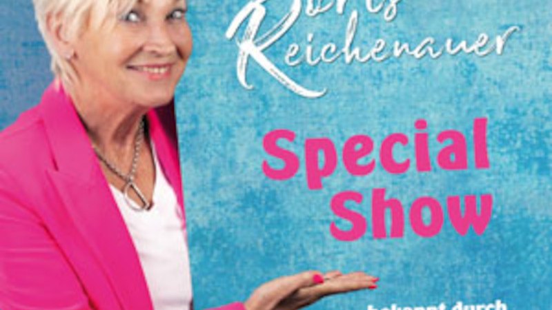 Frau in pinkem Blazer vor blauem Hintergrund mit Schriftzug 'Doris Reichenauer Special Show'. Bekannt durch 'Dui do on de Sell'., © Doris Reichenauer Comedian -  Kabarettistin - Schauspielerin