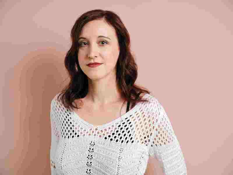 Frau mit braunen Haaren und weißem Strickoberteil vor rosa Hintergrund., © Börsenverein des Deutschen Buchhandels, Landesverband Baden-Württemberg e.V. Frau mit braunen Haaren und weißem Strickoberteil vor rosa Hintergrund., © Börsenverein des Deutschen Buchhandels, Landesverband Baden-Württemberg e.V.