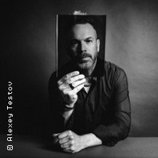 Ein Mann hält ein Bild vor sein Gesicht, das sein eigenes Gesicht zeigt. Schwarz-weiß Fotografie mit künstlerischem Ausdruck., © links im Bild Ein Mann hält ein Bild vor sein Gesicht, das sein eigenes Gesicht zeigt. Schwarz-weiß Fotografie mit künstlerischem Ausdruck., © links im Bild