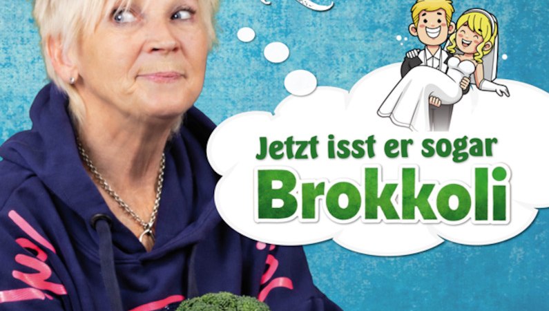 A woman with broccoli in her hand looks to the side. A speech bubble shows a cartoon couple and the text 'Now he even eats broccoli'., © Doris Reichenauer Comedian - Kabarettistin - Schauspielerin A woman with broccoli in her hand looks to the side. A speech bubble shows a cartoon couple and the text 'Now he even eats broccoli'., © Doris Reichenauer Comedian - Kabarettistin - Schauspielerin