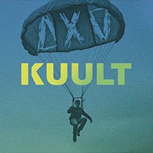 Ein Fallschirmspringer schwebt am Himmel. Der Schriftzug 'KUULT' ist prominent zu sehen., &copy; links im Bild