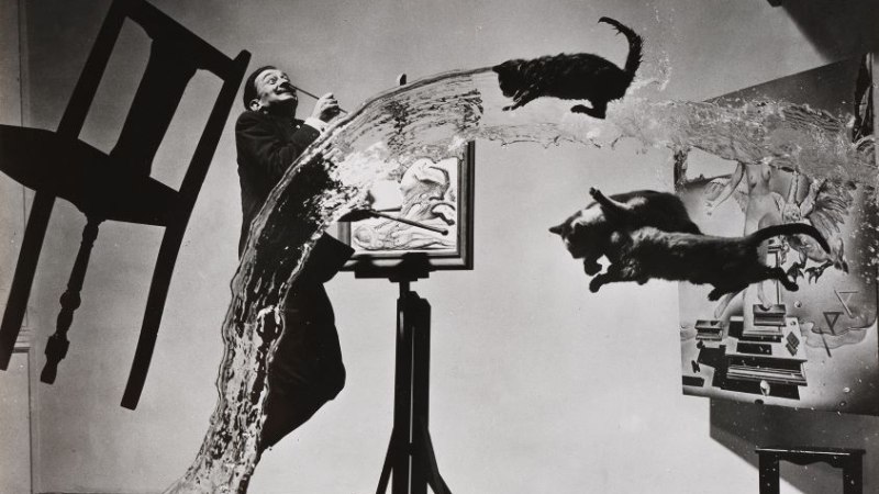 Surrealistisches Motiv mit realitätsfremden Dimensionen, © Philippe Halsman, Dalí Atomicus, ca. 1948, Staatsgalerie Stuttgart, Graphische Sammlung, erworben 2025 aus Mitteln der Museumsstiftung Baden-Württemberg, Sammlung Dietmar Siegert, © Philippe Halsman Estate 2026, Salvador Dalí, Fundació Gala-Salvador Dalí / VG Bild-Kunst, Bonn 2026 Surrealistisches Motiv mit realitätsfremden Dimensionen, © Philippe Halsman, Dalí Atomicus, ca. 1948, Staatsgalerie Stuttgart, Graphische Sammlung, erworben 2025 aus Mitteln der Museumsstiftung Baden-Württemberg, Sammlung Dietmar Siegert, © Philippe Halsman Estate 2026, Salvador Dalí, Fundació Gala-Salvador Dalí / VG Bild-Kunst, Bonn 2026