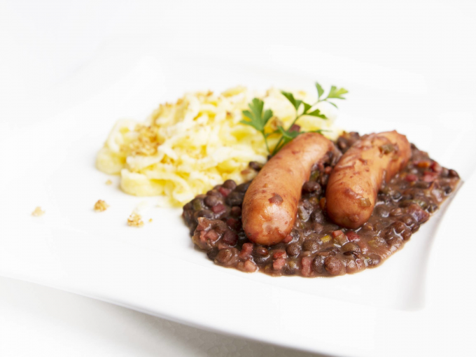 Ein Teller mit Linsen, Würstchen und Spätzle, garniert mit Petersilie. Traditionelles schwäbisches Gericht., © Kultweine-Kochwelten-Kunstücke - Kochschule Sonja Lenz Ein Teller mit Linsen, Würstchen und Spätzle, garniert mit Petersilie. Traditionelles schwäbisches Gericht., © Kultweine-Kochwelten-Kunstücke - Kochschule Sonja Lenz