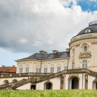Schloss Solitude mit barocker Architektur, Treppenaufgang und grüner Wiese im Vordergrund. Der Himmel ist bewölkt., © Katrin Lehr (VIEL UNTERWEGS) Schloss Solitude mit barocker Architektur, Treppenaufgang und grüner Wiese im Vordergrund. Der Himmel ist bewölkt., © Katrin Lehr (VIEL UNTERWEGS)