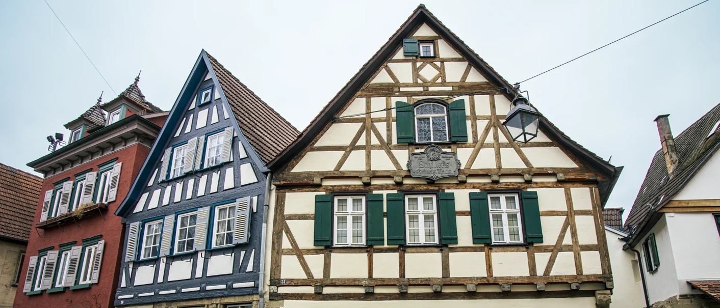 Fachwerkhäuser in Marbach am Neckar, darunter Schillers Geburtshaus mit grünem Fensterladen und historischem Schild., © SMG, Sarah Schmid Fachwerkhäuser in Marbach am Neckar, darunter Schillers Geburtshaus mit grünem Fensterladen und historischem Schild., © SMG, Sarah Schmid