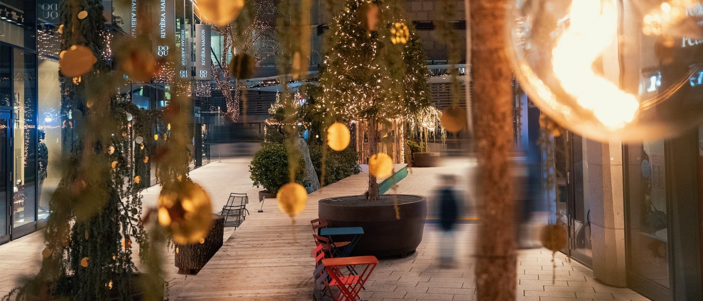 The Dorotheen Quartier in Stuttgart is festively lit up with fairy lights and decorations. A quiet evening stroll through the alleyways., &copy; Dorotheen Quartier