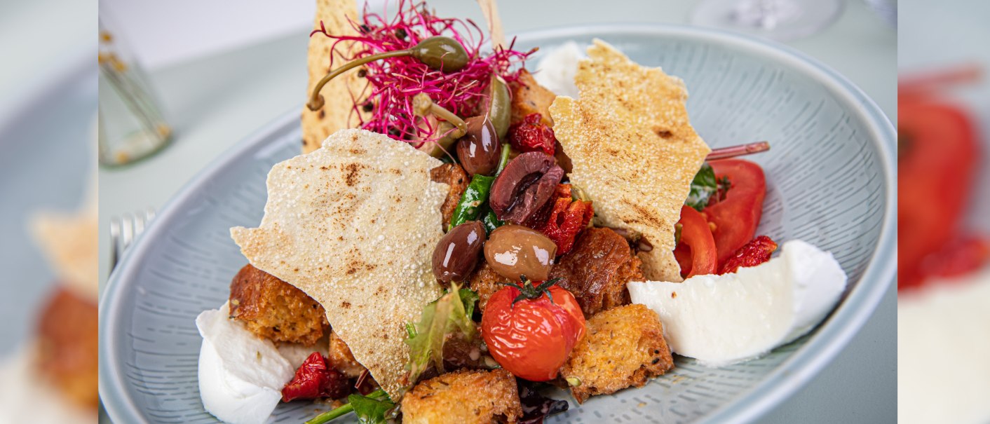 Mediterranean salad with olives, sun-dried tomatoes, mozzarella, croutons and crispy potato chips on a plate., © Marc Luppa Mediterranean salad with olives, sun-dried tomatoes, mozzarella, croutons and crispy potato chips on a plate., © Marc Luppa