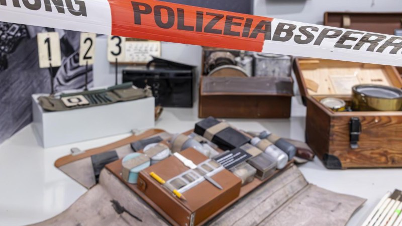 Ausstellungsst&uuml;cke im Polizeimuseum Stuttgart, darunter alte Polizeiausr&uuml;stung und Beweismaterial, hinter einem Absperrband mit der Aufschrift 'POLIZEIABSPERRUNG'., &copy; Stuttgart-Marketing GmbH, Sarah Schmid