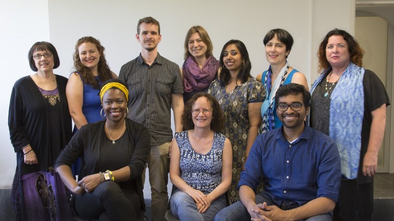 Zehn Personen, M&auml;nner und Frauen, posieren l&auml;chelnd in einem Raum. Sie tragen verschiedene Freizeitkleidung und stehen oder sitzen in zwei Reihen., &copy; WiS