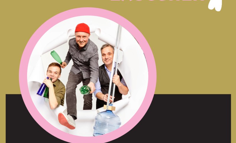 Drei M&auml;nner brechen durch eine Papierwand und halten Flaschen und einen gro&szlig;en Wasserbeh&auml;lter. Sie wirken fr&ouml;hlich und kreativ., &copy; Renitenztheater Stuttgart e.V.