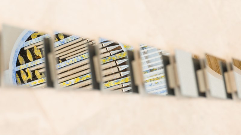 Detailaufnahme einer Orgel mit bunten Verzierungen in der Kirche St. Fidelis., © Thomas Zörlein