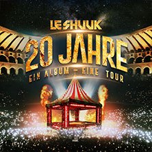 Plakat für Le Shuuks 20-jähriges Jubiläum: Ein Album, eine Tour. Zirkuszelt und Lichteffekte vor einem Stadionhintergrund., © links im Bild Plakat für Le Shuuks 20-jähriges Jubiläum: Ein Album, eine Tour. Zirkuszelt und Lichteffekte vor einem Stadionhintergrund., © links im Bild