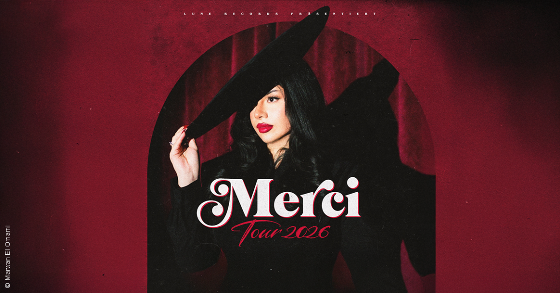 Eine Frau in schwarzem Outfit und Hut posiert vor einem roten Hintergrund. Der Text 'Merci Tour 2026' ist prominent zu sehen., &copy; links im Bild