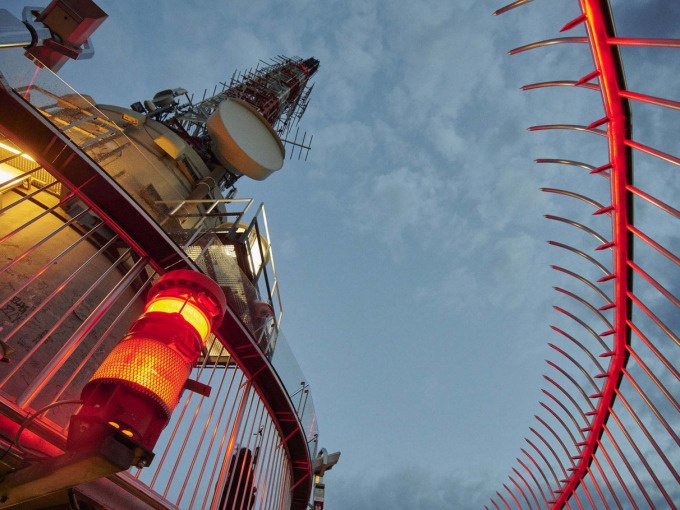 Der SWR Fernsehturm Stuttgart bei D&auml;mmerung, mit roter Beleuchtung und einem klaren Himmel im Hintergrund., &copy; SWR Media Services GmbH / Fernsehturm Stuttgart