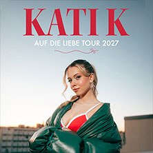 A woman in a red top and green coat poses in front of an urban background. At the top it says 'Kati K - Auf die Liebe Tour 2027'., &copy; links im Bild