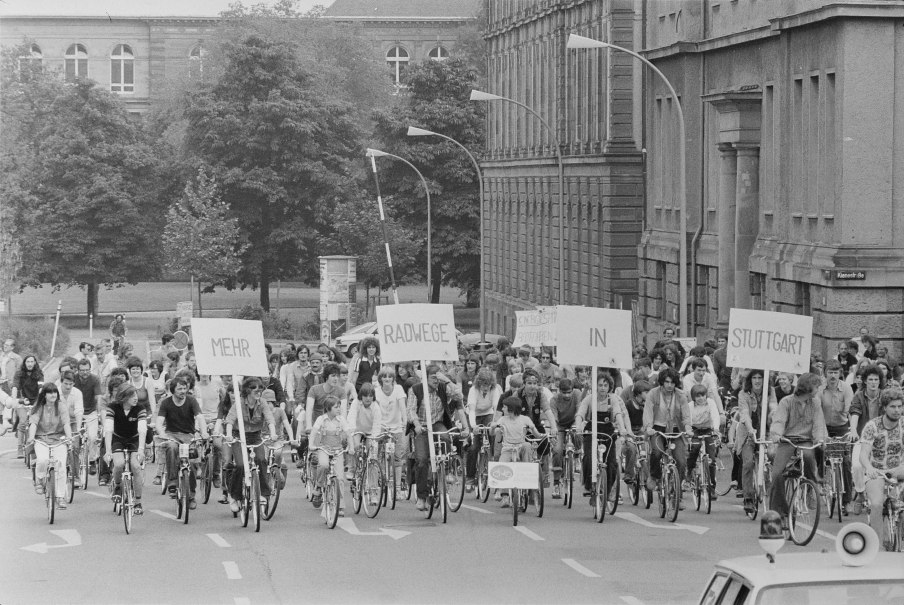 An der Spitze der Rundfahrt vom 8. Juni 1980 fand sich der Slogan "Mehr Radwege in Stuttgart", © Stadtarchiv Stuttgart 1069 Fotoarchiv Firma Kraufmann und Kraufmann FN 274/26076-001