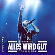 Musiker auf der Bühne mit Mikrofon, blauer Hintergrund, Text: BUSHIDO - Alles wird gut - Tour 2026., © links im Bild