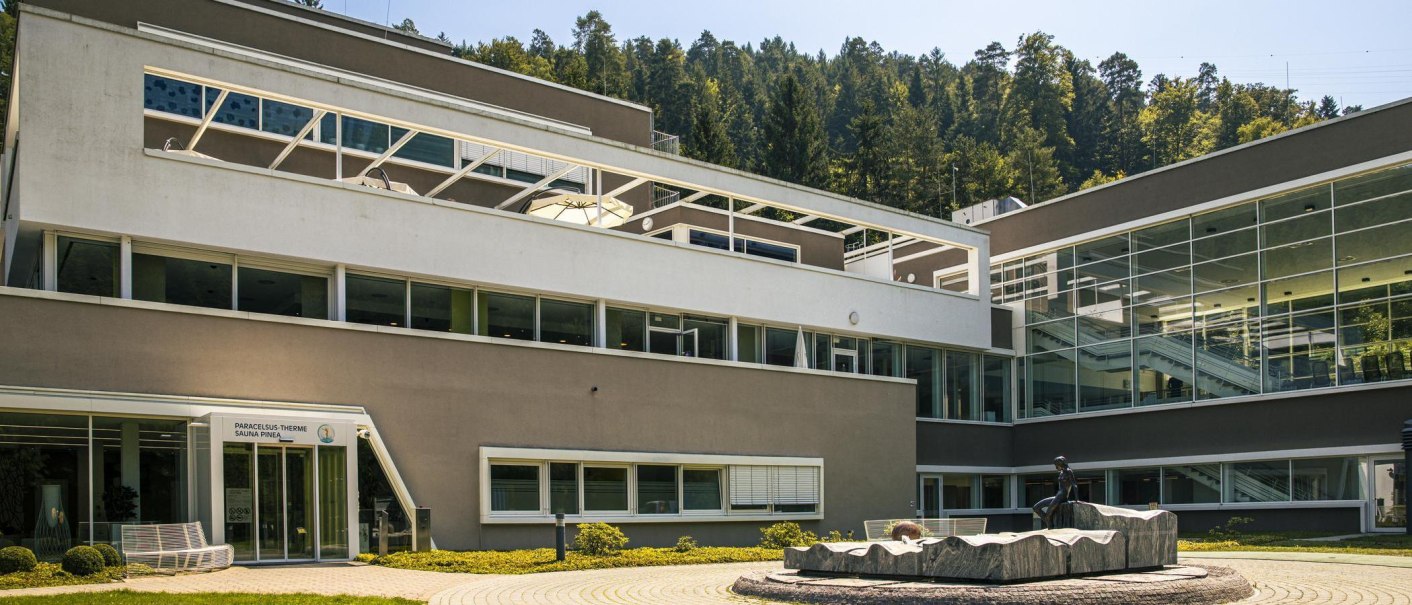 The Paracelsus-Therme in Bad Liebenzell features modern architecture with large glass facades and an inviting entrance area., © SMG Stuttgart Marketing GmbH - Sarah Schmid The Paracelsus-Therme in Bad Liebenzell features modern architecture with large glass facades and an inviting entrance area., © SMG Stuttgart Marketing GmbH - Sarah Schmid