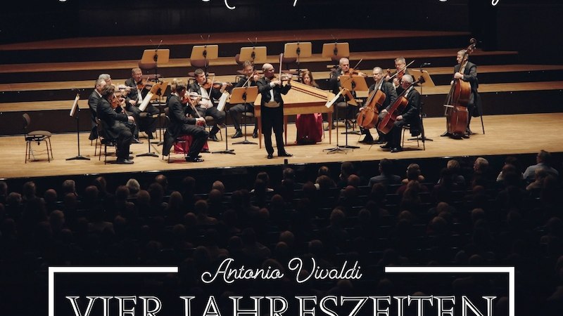 Die Tschechische Kammerphilharmonie Prag spielt auf einer Bühne vor Publikum. Der Schriftzug "Antonio Vivaldi: Vier Jahreszeiten" ist eingeblendet., © Go 2 - Convent GmbH Die Tschechische Kammerphilharmonie Prag spielt auf einer Bühne vor Publikum. Der Schriftzug "Antonio Vivaldi: Vier Jahreszeiten" ist eingeblendet., © Go 2 - Convent GmbH