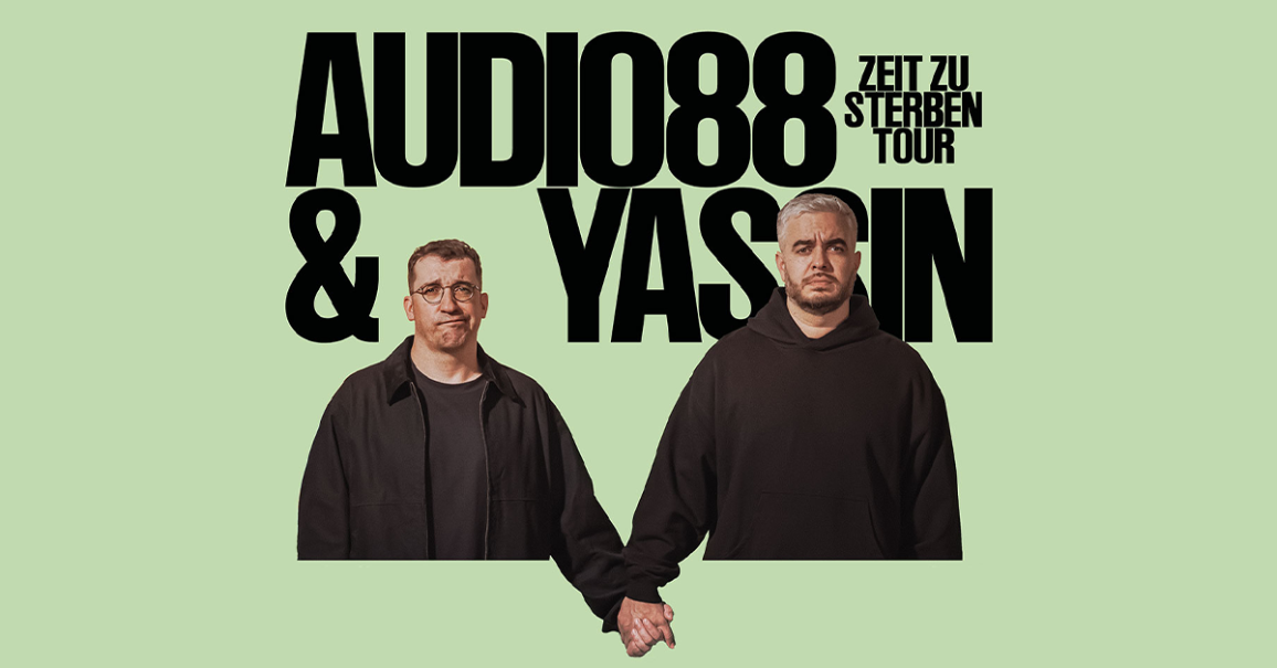 Zwei M&auml;nner halten sich an den H&auml;nden vor einem gr&uuml;nen Hintergrund. Der Text 'Audio88 & Yassin - Zeit zu sterben Tour' ist dar&uuml;ber zu sehen., &copy; links im Bild