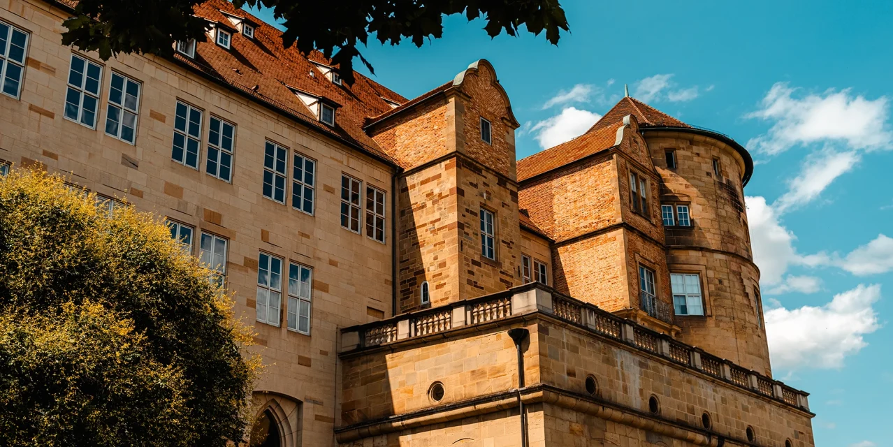 Das Alte Schloss mit Sandsteinfassade, roten Dächern und Rundturm unter blauem Himmel., © SMG, Sarah Schmid Das Alte Schloss mit Sandsteinfassade, roten Dächern und Rundturm unter blauem Himmel., © SMG, Sarah Schmid