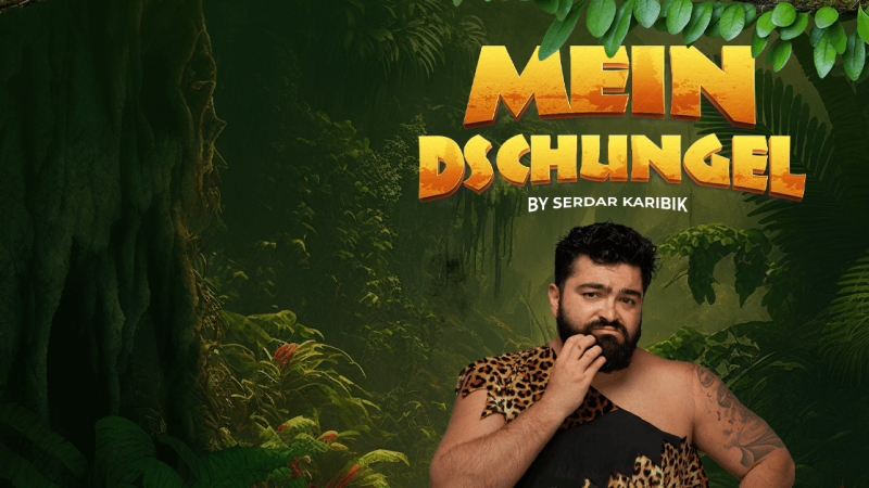 Ein Mann in Leopardenfell steht nachdenklich vor einem &uuml;ppigen Dschungelhintergrund. Der Titel 'Mein Dschungel by Serdar Karibik' ist prominent zu sehen., &copy; links im Bild