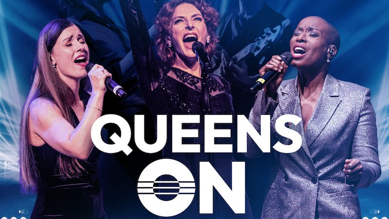 Drei S&auml;ngerinnen performen leidenschaftlich auf der B&uuml;hne, umgeben von bunten Lichtern. Der Titel 'Queens on Stage' ist prominent zu sehen., &copy; musicalpeopleGO Sch&uuml;ller/Geyer GbR