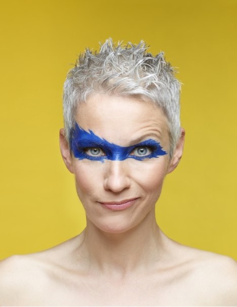 Person mit kurzem grauem Haar und blauer Augenmaske vor gelbem Hintergrund, lächelt leicht., © Renitenztheater Stuttgart e.V. Person mit kurzem grauem Haar und blauer Augenmaske vor gelbem Hintergrund, lächelt leicht., © Renitenztheater Stuttgart e.V.