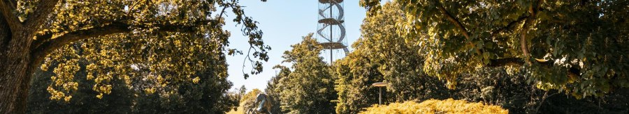A green park with trees, a horse sculpture and a spiral-shaped observation tower in the background., © SMG Stuttgart Marketing GmbH - Sarah Schmid A green park with trees, a horse sculpture and a spiral-shaped observation tower in the background., © SMG Stuttgart Marketing GmbH - Sarah Schmid
