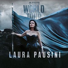 Frau in schwarzem Kleid mit Flagge, stürmischer Hintergrund. Text: Io Canto World Tour, Laura Pausini., © links im Bild Frau in schwarzem Kleid mit Flagge, stürmischer Hintergrund. Text: Io Canto World Tour, Laura Pausini., © links im Bild