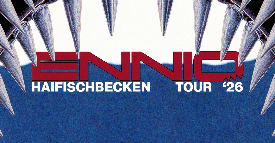 Plakat f&uuml;r die ENNIO Haifischbecken Tour 2026 mit stilisierten Haifischz&auml;hnen und blauem Hintergrund., &copy; links im Bild