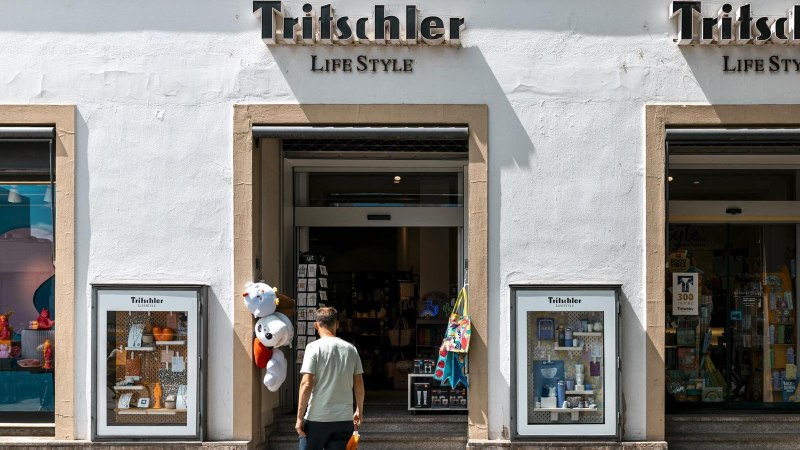 Geschäftseingang von 'Tritschler Life Style' mit Schaufenstern und einem Mann, der hineingeht. Plüschtiere hängen am Eingang., © Stuttgart-Marketing GmbH, Sarah Schmid Geschäftseingang von 'Tritschler Life Style' mit Schaufenstern und einem Mann, der hineingeht. Plüschtiere hängen am Eingang., © Stuttgart-Marketing GmbH, Sarah Schmid