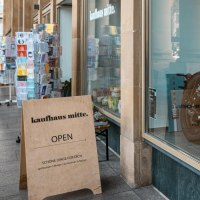 Schaufenster eines Kaufhauses mit einem Motorrad und einem Aufsteller mit der Aufschrift 'kaufhaus mitte'., © Stuttgart Marketing GmbH, Sarah Schmid Schaufenster eines Kaufhauses mit einem Motorrad und einem Aufsteller mit der Aufschrift 'kaufhaus mitte'., © Stuttgart Marketing GmbH, Sarah Schmid
