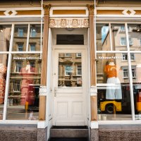 Schaufenster eines Modegeschäfts namens 'Schmachtfetzen' mit bunten Kleidern und einem Schild 'Sorry, we are closed' an der Tür., © SMG Stuttgart Marketing GmbH - Sarah Schmid Schaufenster eines Modegeschäfts namens 'Schmachtfetzen' mit bunten Kleidern und einem Schild 'Sorry, we are closed' an der Tür., © SMG Stuttgart Marketing GmbH - Sarah Schmid