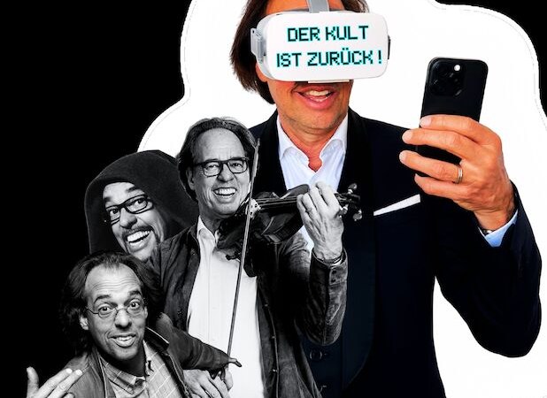 Person mit VR-Brille und Smartphone, daneben drei weitere Personen in Schwarz-Wei&szlig;. Auf der Brille steht: 'Der Kult ist zur&uuml;ck!', &copy; Theaterhaus Stuttgart e.V.