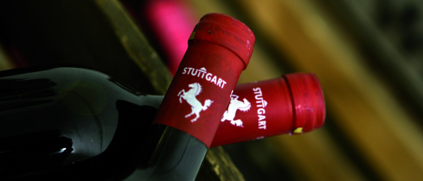 Zwei Rotweinflaschen mit rotem Verschluss und Stuttgart-Logo liegen nebeneinander. Der Hintergrund ist unscharf., © © Weingut der Stadt Stuttgart Zwei Rotweinflaschen mit rotem Verschluss und Stuttgart-Logo liegen nebeneinander. Der Hintergrund ist unscharf., © © Weingut der Stadt Stuttgart