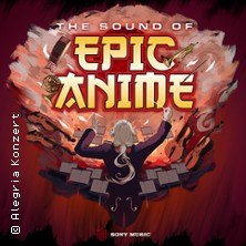 Ein Dirigent steht vor einem Orchester, umgeben von Instrumenten und Notenblättern. Der Titel 'The Sound of Epic Anime' ist prominent zu sehen., © links im Bild Ein Dirigent steht vor einem Orchester, umgeben von Instrumenten und Notenblättern. Der Titel 'The Sound of Epic Anime' ist prominent zu sehen., © links im Bild