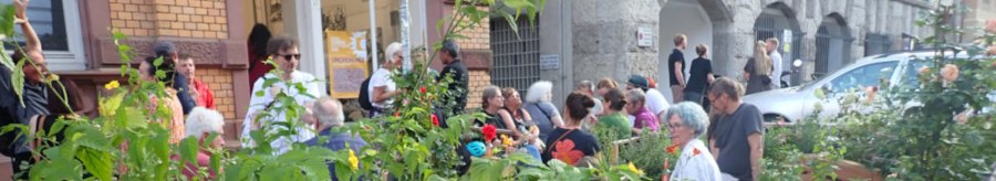 Menschen genießen einen urbanen Garten vor einem Gebäude mit der Aufschrift 'Oberwelt'. Es herrscht eine entspannte Atmosphäre., © Oberwelt e.V. Menschen genießen einen urbanen Garten vor einem Gebäude mit der Aufschrift 'Oberwelt'. Es herrscht eine entspannte Atmosphäre., © Oberwelt e.V.