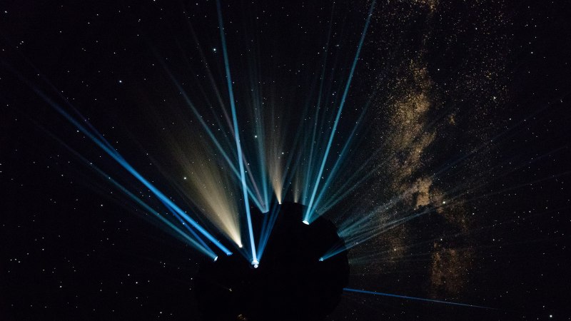 Ein Sternenprojektor wirft Lichtstrahlen in einem dunklen Raum und erzeugt eine beeindruckende Sternenhimmel-Illusion., © Planetarium Stuttgart Ein Sternenprojektor wirft Lichtstrahlen in einem dunklen Raum und erzeugt eine beeindruckende Sternenhimmel-Illusion., © Planetarium Stuttgart