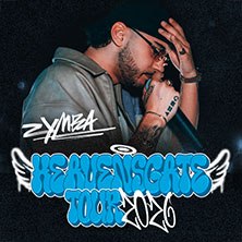 Ein Musiker hält ein Mikrofon, daneben der Schriftzug 'Zymba Heaven's Gate Tour 2026' in blauer Schrift mit Flügeln., © links im Bild