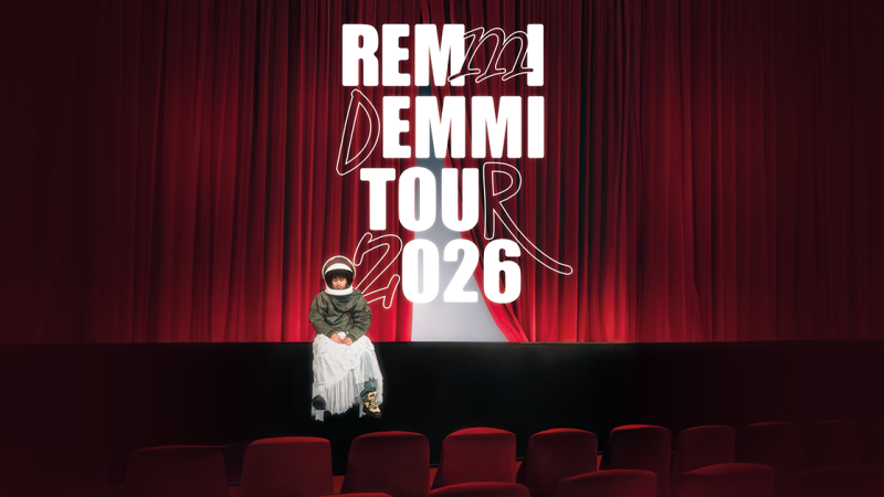 Ein Kind in einem Raumanzug sitzt vor einem roten Vorhang. Dar&uuml;ber steht 'REMMI DEMMI TOUR 2026'., &copy; links im Bild