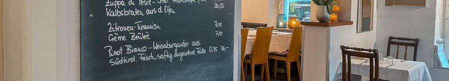 Restaurant mit Tafelmen&uuml; und gedeckten Tischen. Kerzen und Blumen sorgen f&uuml;r eine gem&uuml;tliche Atmosph&auml;re., &copy; Little Italy, Stuttgart