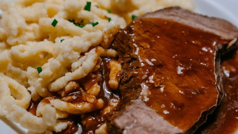 A plate of succulent roast in a dark sauce, served with spaetzle and garnished with chives., © SMG, Thomas Niedermüller A plate of succulent roast in a dark sauce, served with spaetzle and garnished with chives., © SMG, Thomas Niedermüller