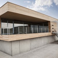 Modernes Gebäude mit Holzverkleidung, großen Fenstern und Metallgeländer. Außenansicht bei Tageslicht, klare Linien und minimalistisches Design., © Weingut Knauß