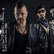 Bandmitglieder von Schattenmann posieren in dunkler Kleidung und Accessoires vor einem dunklen Hintergrund., © links im Bild Bandmitglieder von Schattenmann posieren in dunkler Kleidung und Accessoires vor einem dunklen Hintergrund., © links im Bild