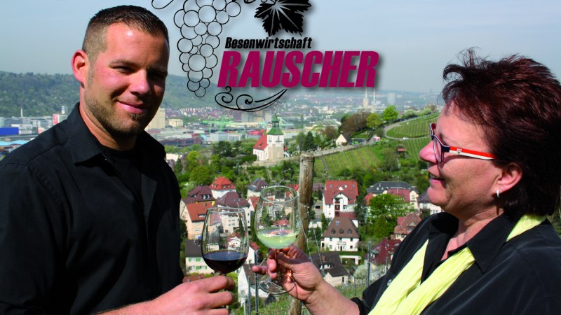 Zwei Personen stoßen mit Weingläsern an, im Hintergrund eine Stadtansicht mit Weinbergen. Schriftzug "Besenwirtschaft Rauscher" und Weintrauben-Logo., © Besenwirtschaft Rauscher