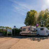 Wohnmobilstellplatz in Leonberg mit mehreren geparkten Wohnmobilen unter klarem, blauem Himmel und Sonnenschein., © Stuttgart-Marketing GmbH, Thomas Niedermüller