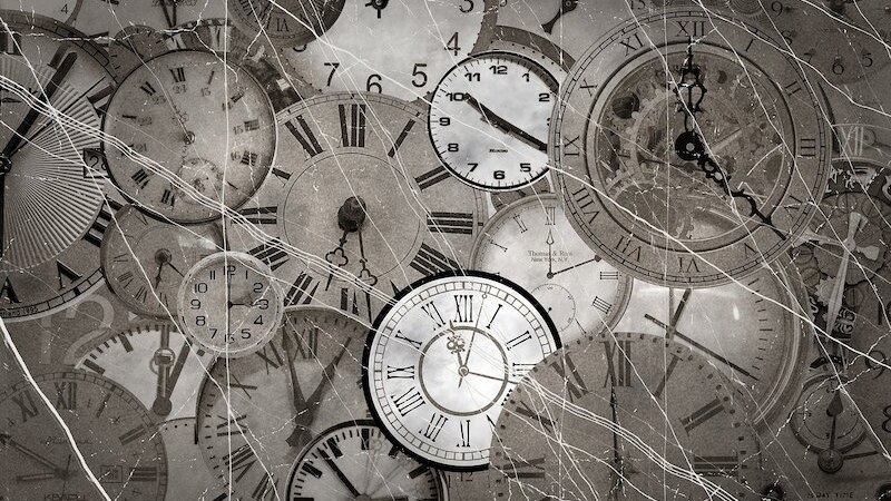 Viele &uuml;berlagerte Uhren mit r&ouml;mischen und arabischen Ziffern, teils besch&auml;digt, symbolisieren den Lauf der Zeit., &copy; Wilhelma Theater