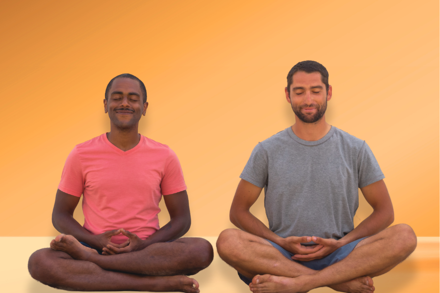Zwei Männer meditieren im Schneidersitz vor einem orangefarbenen Hintergrund. Beide haben die Augen geschlossen und wirken entspannt., © Kadampa Internet NKT Zwei Männer meditieren im Schneidersitz vor einem orangefarbenen Hintergrund. Beide haben die Augen geschlossen und wirken entspannt., © Kadampa Internet NKT