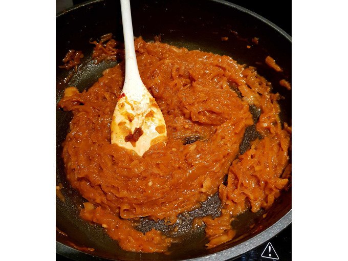 A red sauce is stirred in a pan with a white wooden spoon., © Kultweine-Kochwelten-Kunstücke - Kochschule Sonja Lenz A red sauce is stirred in a pan with a white wooden spoon., © Kultweine-Kochwelten-Kunstücke - Kochschule Sonja Lenz